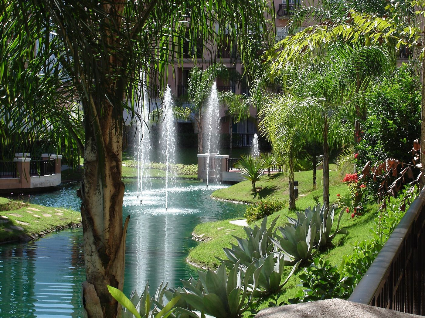 Jardim com fontes e palmeiras do Condomínio Ocean Front, na Barra da Tijuca