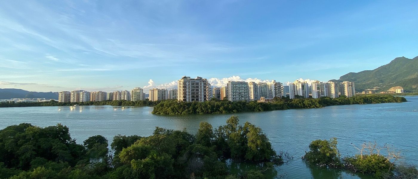 Condomínios à beira da lagoa na Barra da Tijuca