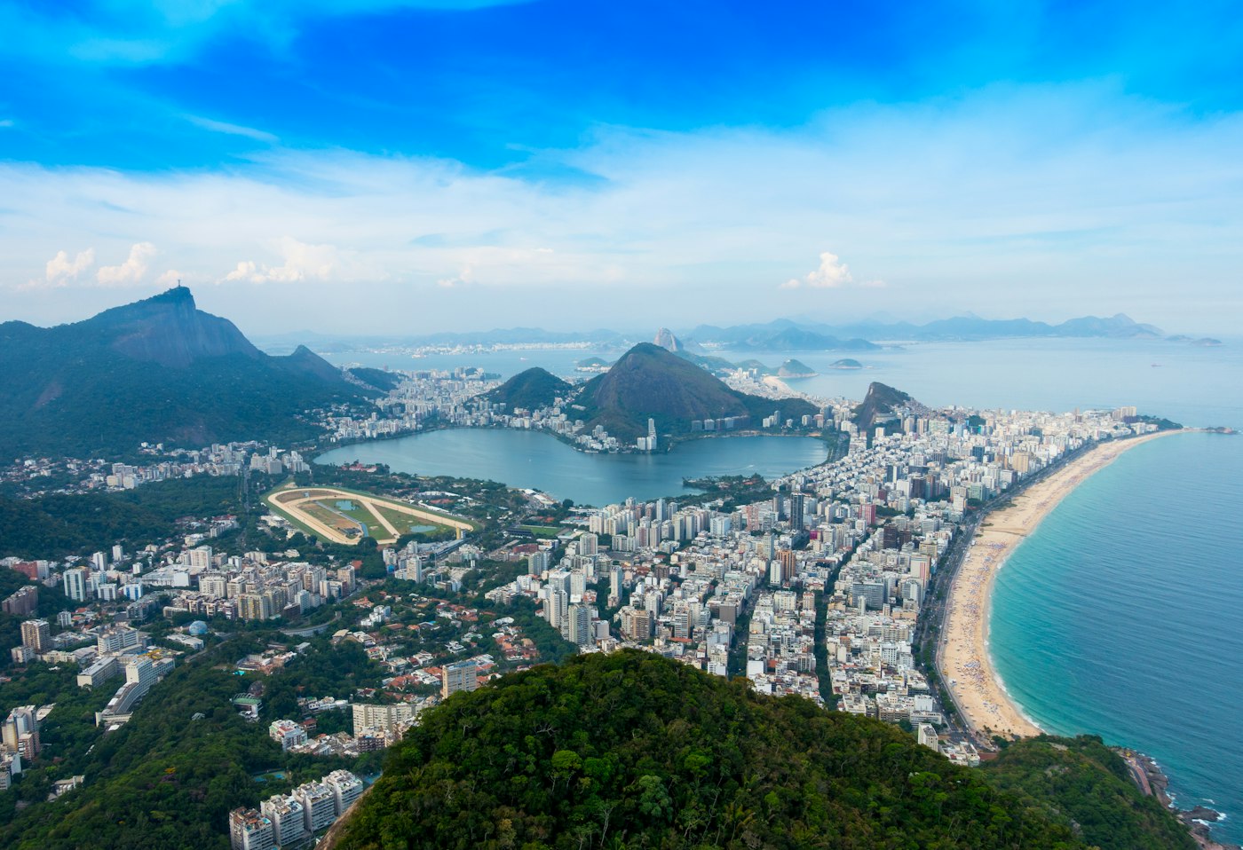 Vista aérea do Rio de Janeiro com a Lagoa Rodrigo de Freitas e prédios residenciais